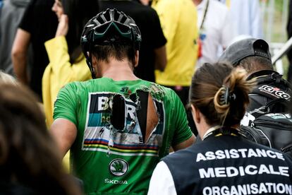 El eslovaco Peter Sagan, vistiendo el jersey verde del mejor velocista, aparece en la foto con el maillot rasgado tras caerse, entre Bagneres-de-Luchon y Saint-Lary-Soulan Col du Portet, en el suroeste de Francia.