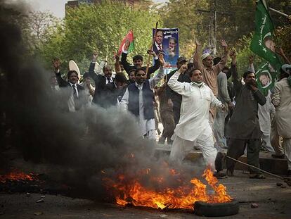Partidarios del líder opositor Nawaz Sharif, durante los disturbios en Lahore.