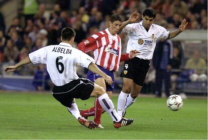 Albelda (i) y Ayala (d), del Valencia, acosan a Fernando Torres, en un partido de Liga, el 19 de octubre de 2002.