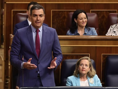 El presidente del Gobierno, Pedro Sánchez, y la ministra de Economía, Nadia Calviño, este miércoles en la Cámara baja.