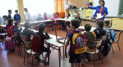 Alumnos comienzan la clase en un colegio público de Madrid.