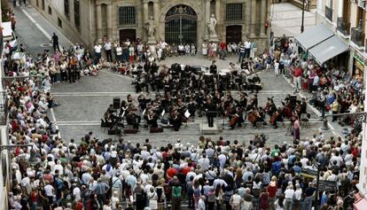 Los músicos de la Orquesta Sinfónica de Navarra durante el concierto en la Plaza del Ayuntamiento de Pamplona.