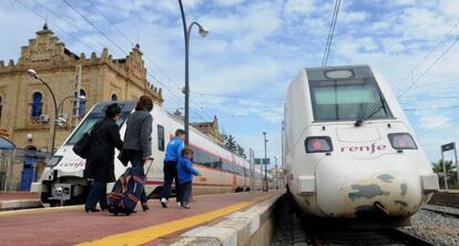 Pasajeros se dirigen a un convoy de media distancia de Renfe, en Huelva.