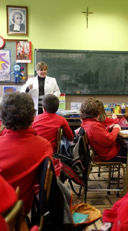 Una clase presidida por un crucifijo en Burgos.