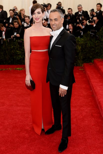 Anne Hathaway y Francisco Costa.