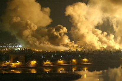Columnas de humo cubren el cielo de Bagdad en vísperas de que la capital iraquí cayera en manos de las tropas aliadas.