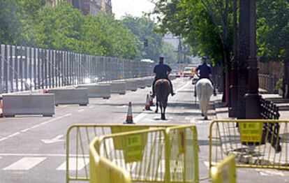 Agentes a caballo, cerca del palacio de San Telmo.