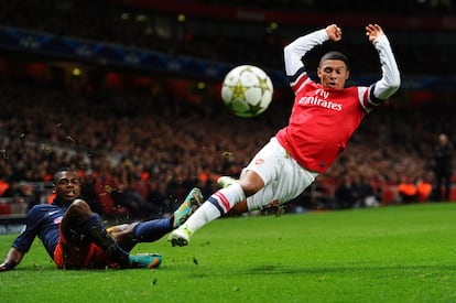 Nsame derriba a Oxlade-Chamberlain en el Arsenal-Montpellier.