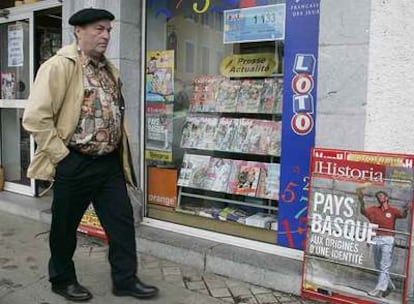 Quiosco de prensa en Tardets, con una publicidad de la revista <i>Historia</i> dedicada en agosto al País Vasco.