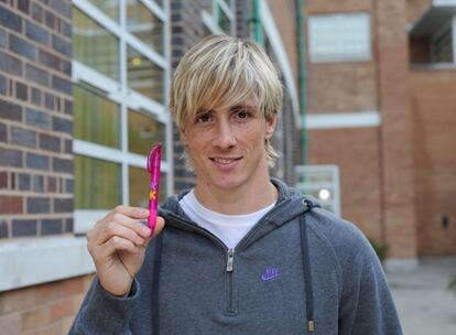 Fernando Torres, delantero del Liverpool y de la Selección Española, participa en la campaña solidaria <i>Un Juguete, Una Ilusión</i>. El deportista ha grabado en Liverpool, tras los últimos partidos de la selección, uno de los anuncios de esta acción de apoyo a la infancia. Torres tomó parte de esta iniciativa por primera vez en el año 2003. La campaña, organizada por Radio Nacional de España y la Fundación Crecer Jugando, intenta sensibilizar a la gente acerca de la importancia del juguete en la educación del niño y para recordar que el juego es un derecho fundamental de la infancia.