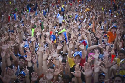 Seguidores del candidato opositor venezolano, Henrique Capriles Radonski, asisten a un acto de campa&ntilde;a, en el sector de Cruz Paredes, Barinas, Venezuela.