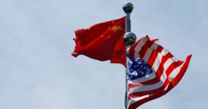 Las banderas de China y Estados Unidos ondean antes de una reunión comercial en Shangai.