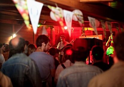 El grupo 'Mahalo' toca en uno de los escenarios del festival.