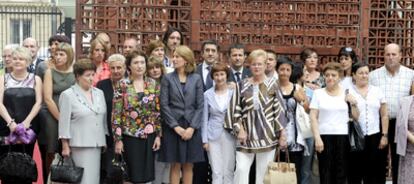 Asistentes al acto celebrado ayer en el Parlamento vasco en recuerdo a alcaldes y concejales, asesinados por grupos terroristas en Euskadi.