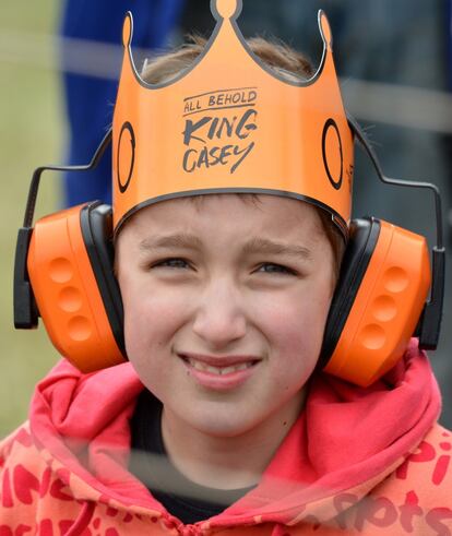 Un niño posa con una corona de Casey Stoner en el circuito de Phillip Island.