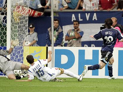 Messi marca el sexto gol de Argentina contra Serbia.