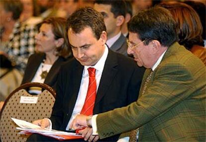 José Luis Rodríguez Zapatero lee unos documentos junto a Francisco Vázquez, ayer en A Coruña.