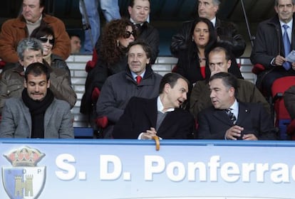 Pep Guardiola, José Luis Rodríguez Zapatero y José Fernández Nieto en el palco de la Ponferradina en 2007.