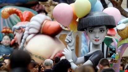 IMÁGENES DEL DÍA. El ninot de la actriz Audrey Hepburn se puede ver ya en la falla infantil de la plaza del Pilar.