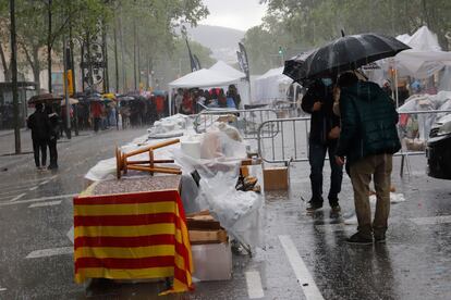 Uno de los episodios de granizada que se vivieron en el paseo de Gràcia de Barcelona durante la jornada de Sant Jordi.