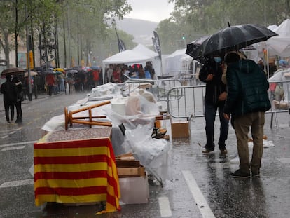 Uno de los episodios de granizada que se vivieron en el paseo de Gràcia de Barcelona durante la jornada de Sant Jordi.