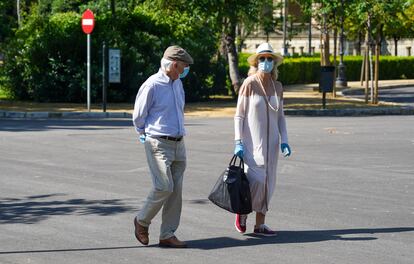 Una pareja pasea por Sevilla.