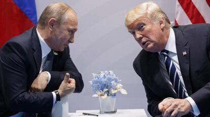El presidente ruso, Vladímir Putin (izq.), y su homólogo estadounidense, Donald Trump, en julio de 2017.
