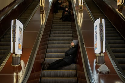 Una mujer dormía en una escalera mecánica de una estación de metro de Kiev utilizada como refugio antiaéreo, el día 20 de este mes.