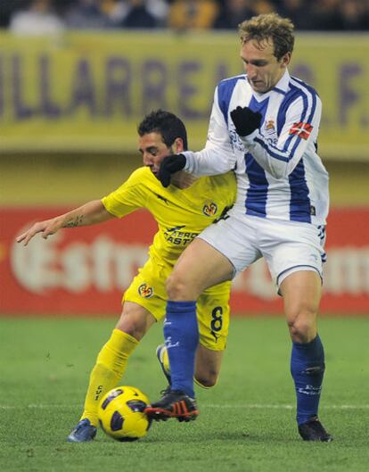 Cazorla y Diego Rivas forcejean por el balón.