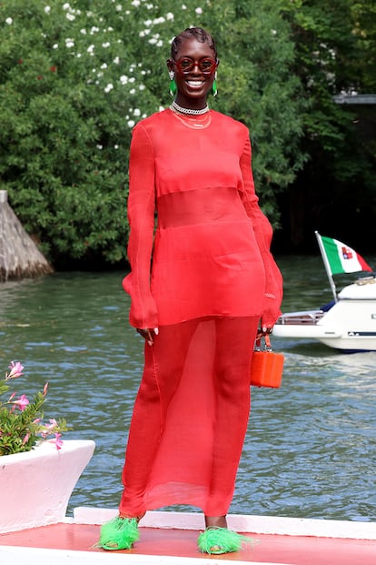 Jodie Turner-Smith, con un conjunto de la colección primavera-verano de Interior y bolso de Brandon Blackwood.