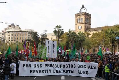 A esta cuarta jornada de huelga de los profesionales de atención primaria y la segunda en las universidades se suma este jueves la escuela pública, que exige volver al horario lectivo anterior y la reducción de ratios en las aulas.