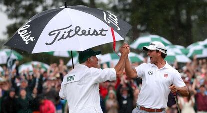 Scott y Steve Williams celebran el birdie en el 18, antes del desempate.