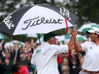 Scott y Steve Williams celebran el birdie en el 18, antes del desempate.