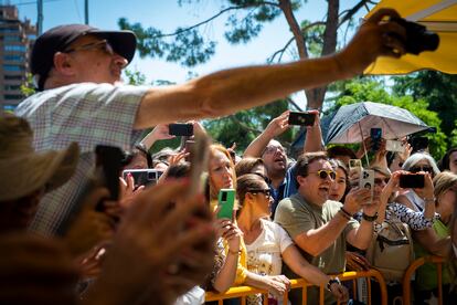 Decenas de fans de Ana Obregón fotografían con sus móviles a la actriz a su llegada a la Feria del Libro de Madrid.  