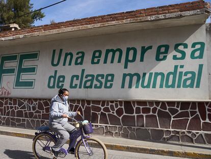 Una mujer pasa junto a una oficina de la Comisión Federal de Electricidad, en Villa de Reyes, San Luis Potosí.