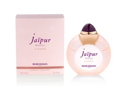 La casa de joyería Boucheron se inspira en su propia esencia para su colección de perfumes. Y de ésta destacamos Jaïpur Bracelet, un poderoso perfume de inspiración oriental que ahora que han bajado las temperaturas apetece mucho más llevar. Se trata de una fragancia floral amaderada, muy sensual, que tiene una salida fresca de violeta, albahaca y verbena, detrás de la cual hay un corazón más intenso de lirio, jacinto, clavel de la India, madera de Cachemira y notas de fondo amaderadas (c.p.v.).