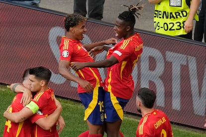 Nico Williams y Lamine Yamal celebran el gol de Dani Olmo. 