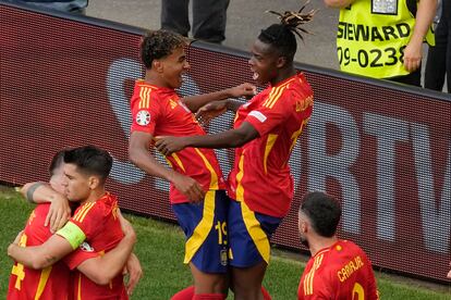 Nico Williams y Lamine Yamal celebran el gol de Dani Olmo. 