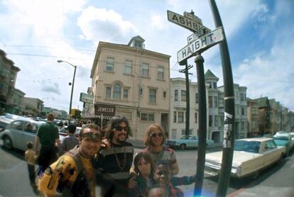 &#039;Hippies&#039; en el barrio de Haight-Ashbury en San Francisco, en 1966. 