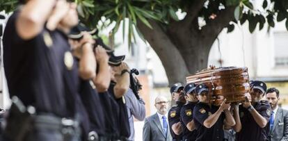 Compañeros del policía apuñalado por un indigente que iba a ser arrestado trasladan el féretro en Málaga.