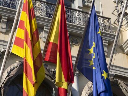 Edificio del puerto de Barcelona, con banderas de Catalu&ntilde;a, Espa&ntilde;a y la UE.
