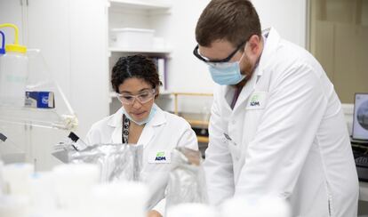 Dos científicos del laboratorio de I+D de ADM Biopolis en Paterna (Valencia).