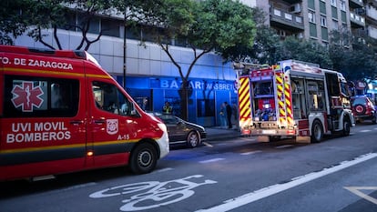 Varios coches de bomberos en Zaragoza, en una imagen de archivo.