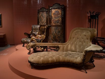 Muebles diseñados por Antoni Gaudí que se exponen hasta julio en el Museo de Orsay de París.