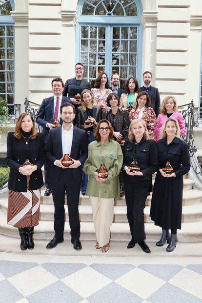 Los premiados y el equipo de ICON, en el jardín del hotel Santo Mauro de Madrid.