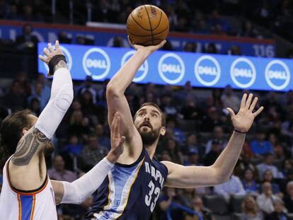 Marc Gasol lanza ante Adams.