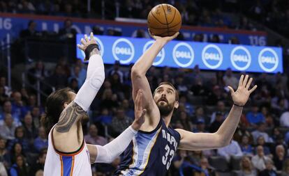 Marc Gasol lanza ante Adams.