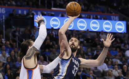 Marc Gasol lanza ante Adams.