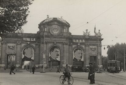 Retrato del líder soviético Stalin, flanqueado por Vyacheslav Molotov y Kliment Vorosilov, colocado en la Puerta de Alcalá de Madrid, en 1937. Hernández Palacios utilizaba las fotografías de la época para la elaboración de sus bocetos.