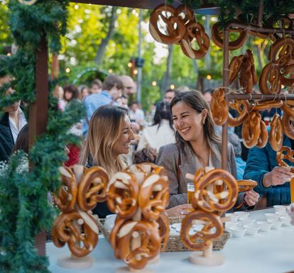 Dos personas disfrutan del Paulaner Biergarten, en Principe Pío, en Madrid.